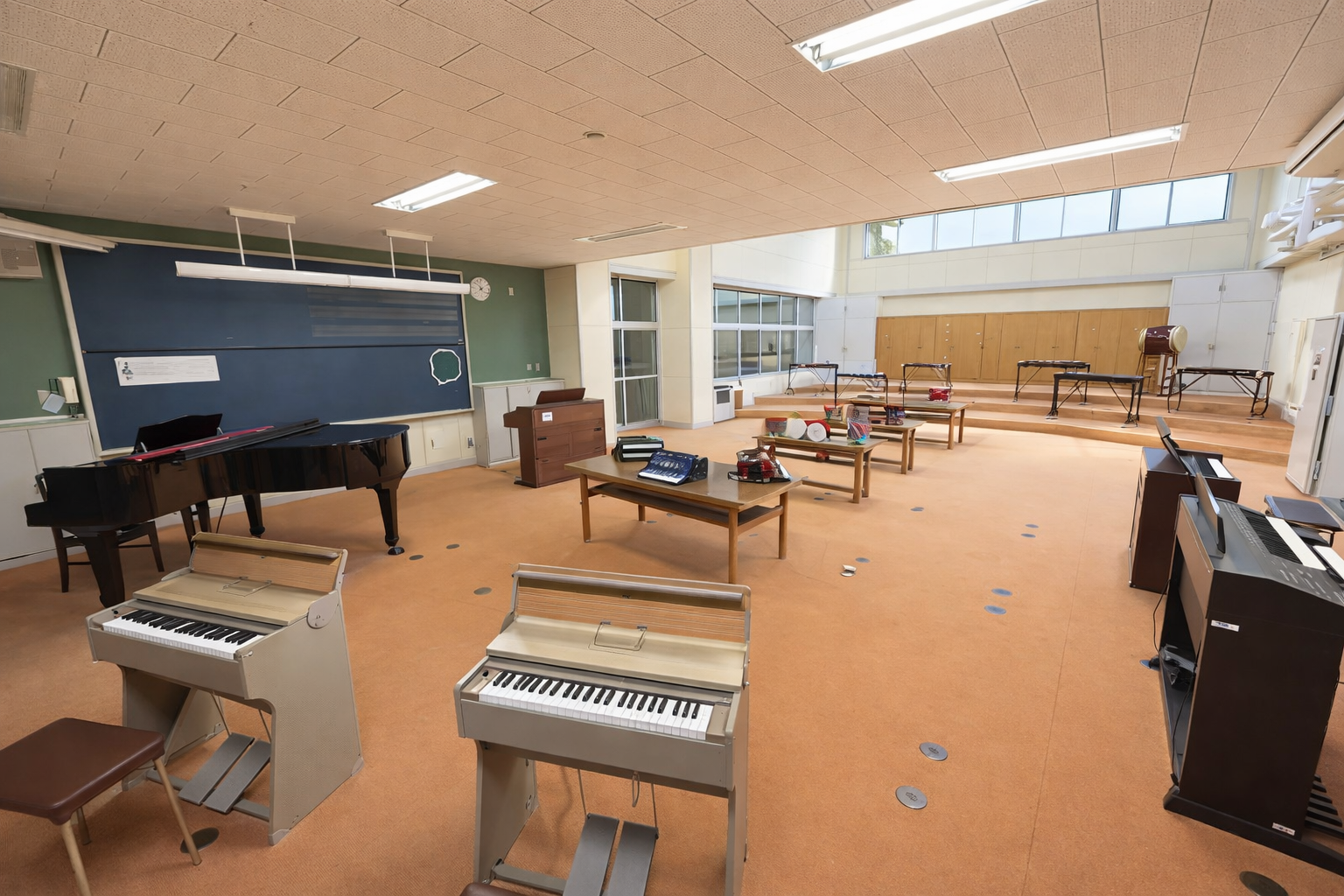 旧小学校の雰囲気を残した音楽室