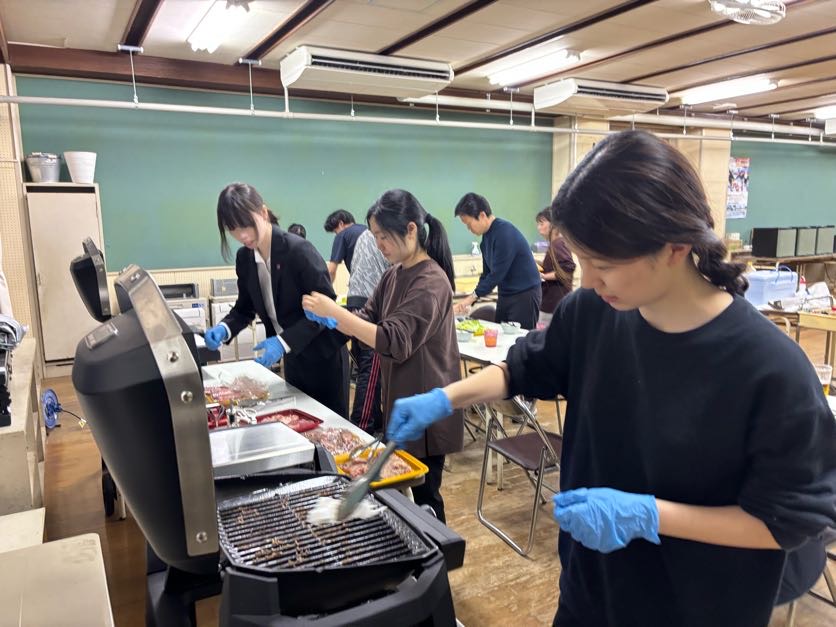 団体で楽しむ食事の様子