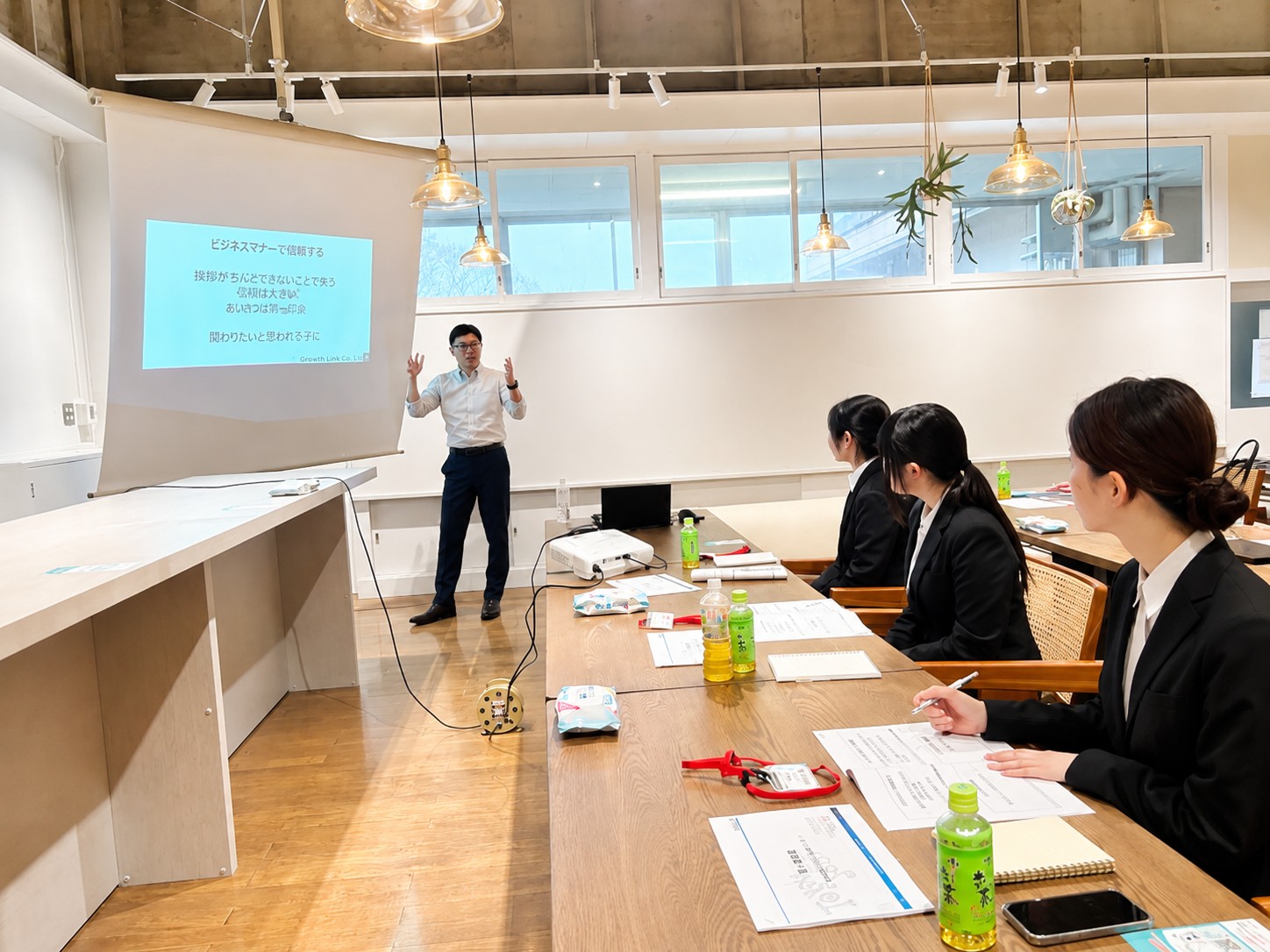企業の懇親会の様子